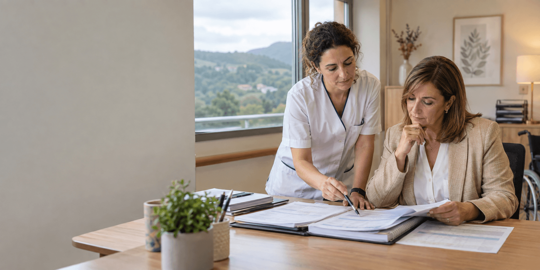 Coordinadora y profesional de cuidados revisando turnos y documentación laboral en una residencia de Asturias